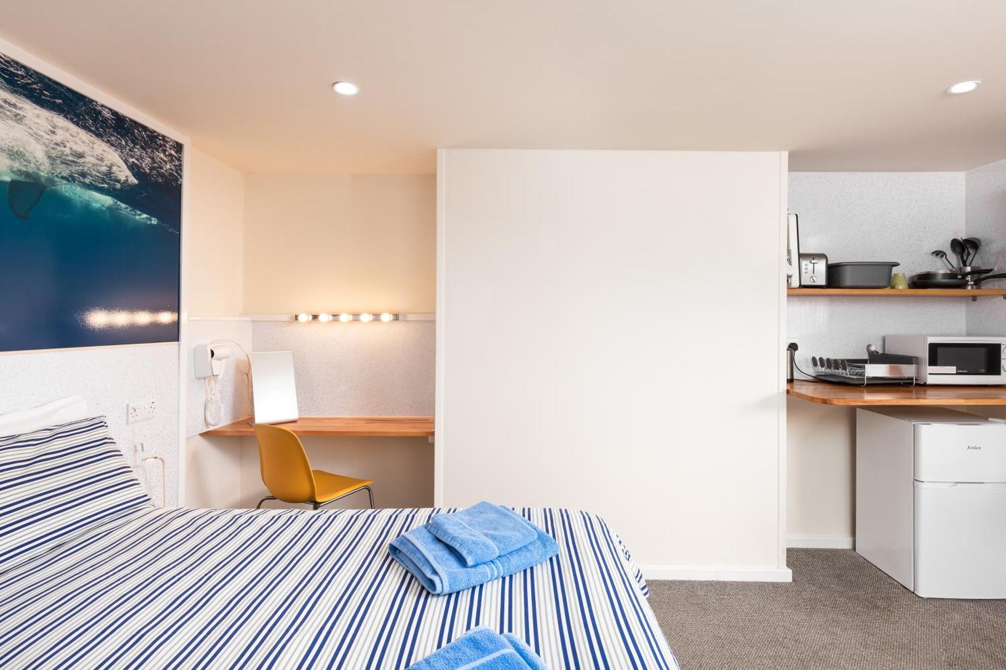 Compact Room, Free Private Parking Apartment Whitby